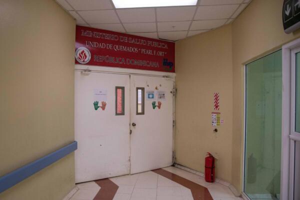 Unión de Oficiales y Civiles de Nueva York dona insumos médicos a unidad de quemados Ney Arias