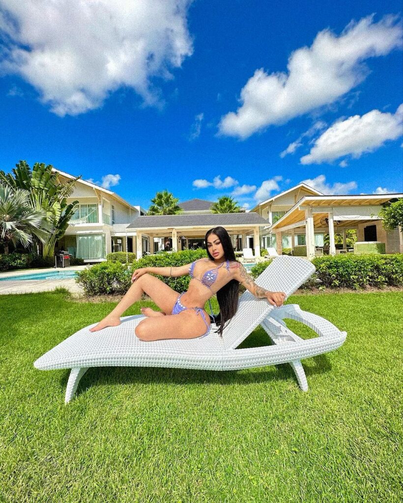 Yailin semidesnuda en Casa de Campo con Tekashi grabándola