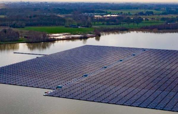 RD evalúa instalación de paneles solares flotantes en embalses de las presas 