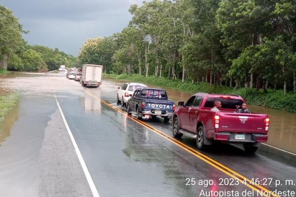 Obras Publicas abre transito en autopsita de Samaná