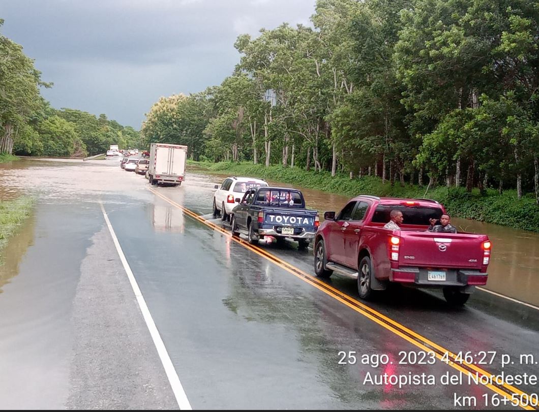 Obras Publicas abre transito en autopsita de Samaná