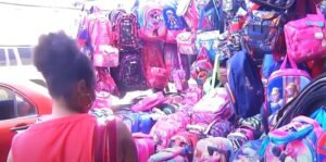 Pro Consumidor inspecciona comercios para evitar engaños en venta de útiles escolares