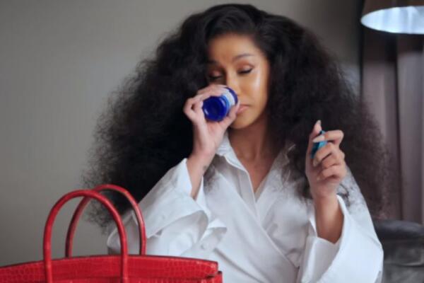 ¡Hasta talco de bebé! Esto es todo lo que Cardi B lleva en su cartera 