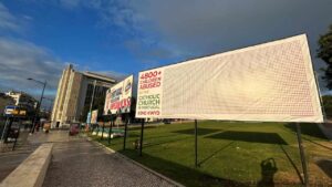 Carteles denuncian los abusos a menores en la Iglesia católica en Lisboa