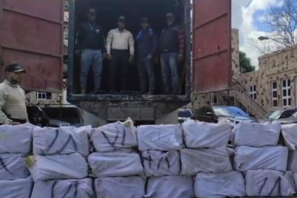 Por arte de magia, chófer de camión detenido con 119 pacas de marihuana escapa de militares en Dajabón