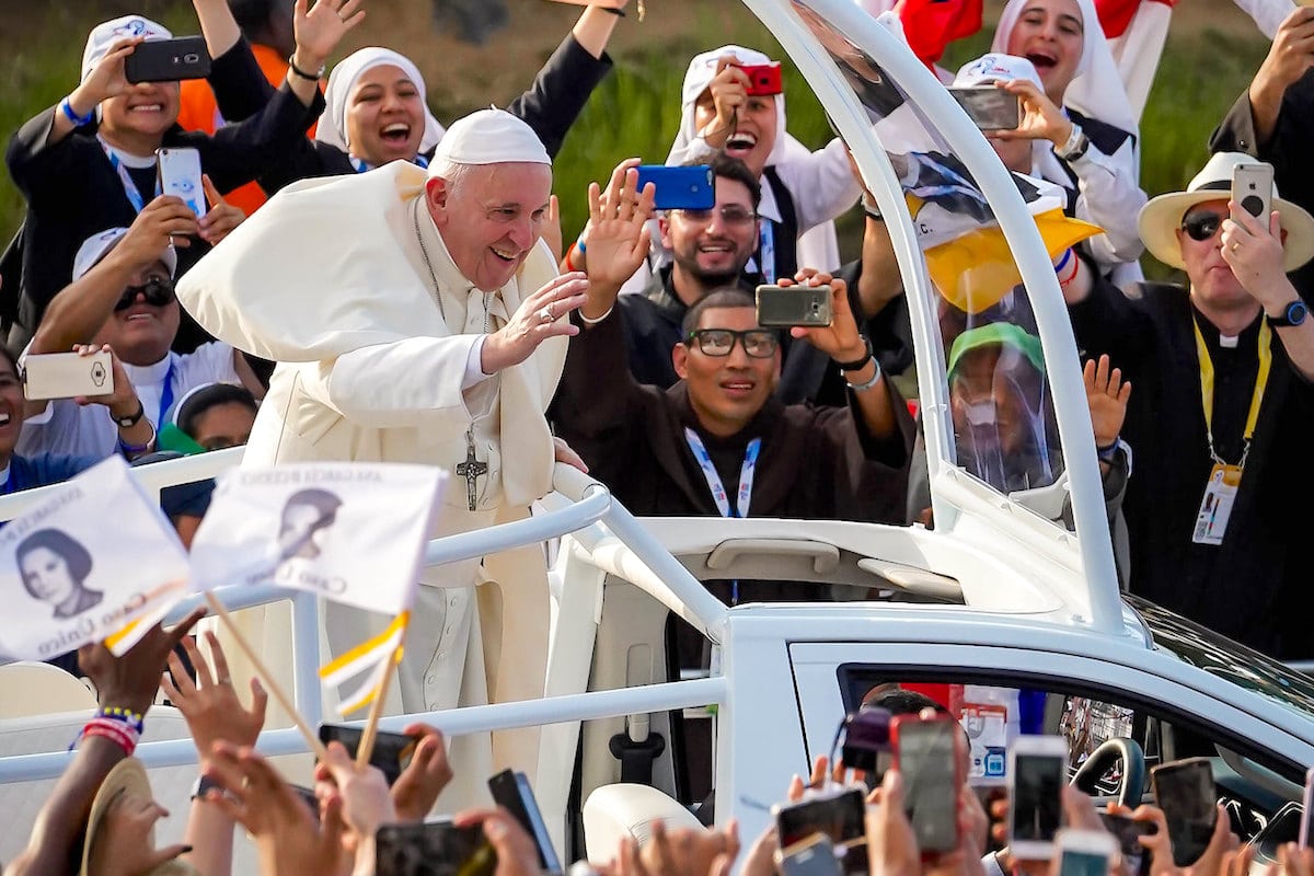 El papa dice que la Iglesia está abierta a todos, también a los homosexuales