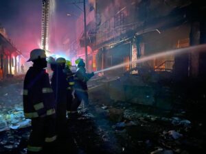 Heroica labor de los bomberos! 20 horas de trabajo ininterrumpido en San Cristóbal con la participación de 506 personas