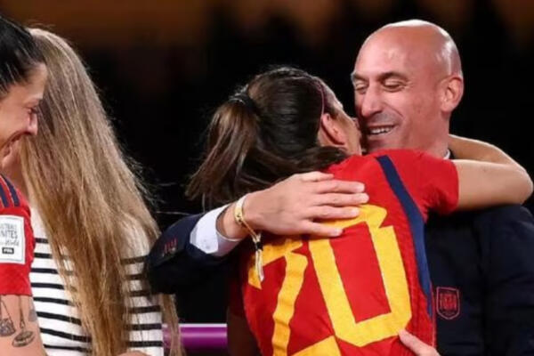 Fiscalía abre investigación por beso de Luis Rubiales a Jenni Hermoso