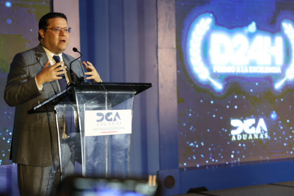 En dos años Aduana ha despachado 45,133 contenedores en 24 horas, según Eduardo Sanz Lovatón