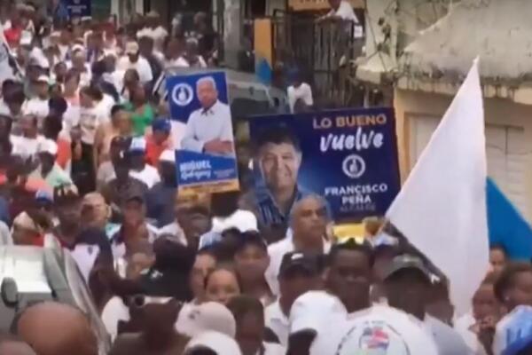 Francisco Peña recorre sectores de Santo Domingo Oeste 
