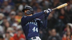 Julio Rodríguez fue parte de los dominicanos que le dieron en la costura a la pelota en la jornada del viernes de MLB.