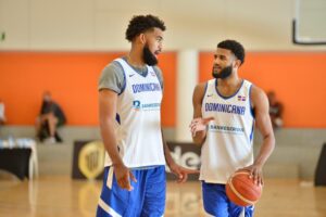 Karl Towns conversa con LJ Figueroa durante las prácticas del combinado dominicano