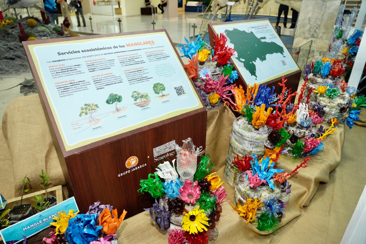 Medio Ambiente promueve preservación de ecosistemas costeros y marinos en Feria del Libro