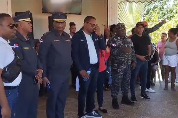 PolicíaPolicías y comunitarios se unen para combatir la delincuencia en Banís y comunitarios