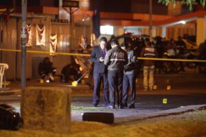 Seis detenidos por asesinato del candidato a presidente de Ecuador Fernando VillavicencioLas detenciones se realizaron durante una serie de allanamientos realizados en Conocoto y San Bartolo, dos barrios de la capital ecuatoriana, según informó la Fiscalía de Ecuador a través de sus canales oficiales.
Al mismo tiempo, la Fiscalía procedió con el levantamiento del cadáver de Villavicencio del centro médico a donde había salido trasladado luego del atentado y lo trasladó a una morgue para su autopsia.  
 EFE/ Jose Jacome