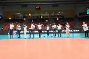El acto de reconocimiento al seleccionado femenino de voleibol del 2003 fue presentado por Cristóbal Marte y disfrutado por toda la afición.
