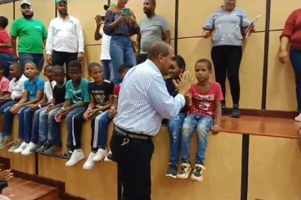 Senador Sosa brinda útiles escolares y bicicletas a estudiantes en Dajabón