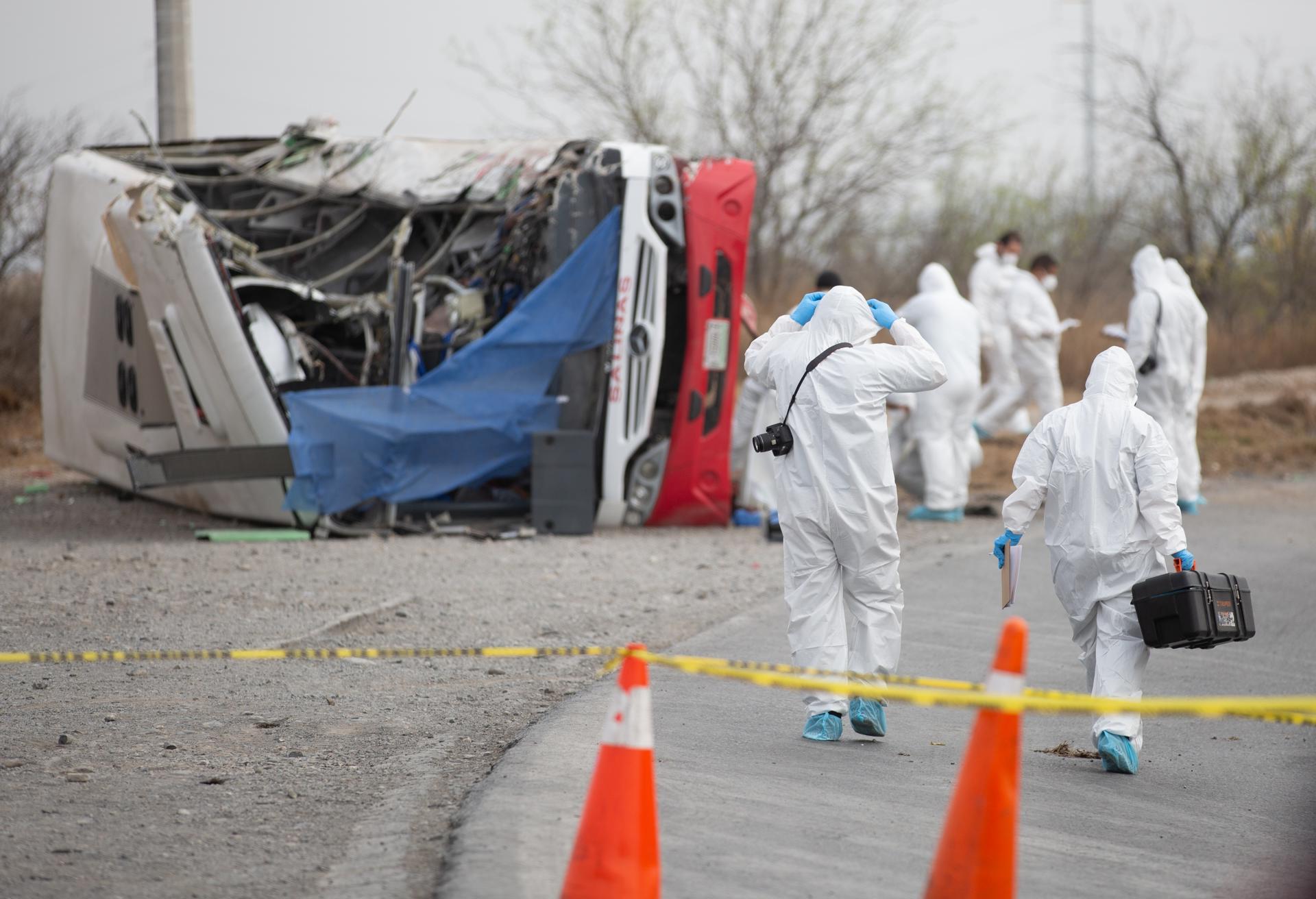 Suben a 16 los muertos tras el choque de un autobús que transportaba venezolanos en México