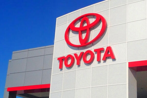 Toyota suspende operaciones en sus 14 plantas en Japón