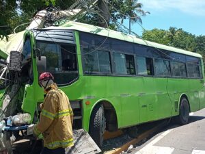 9-1-1 coordina rescate de persona atrapada en accidente de tránsito múltiple en SDE