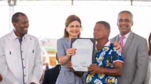 Gobierno entrega 2 mil 666 títulos de propiedad en comunidad de San Luis