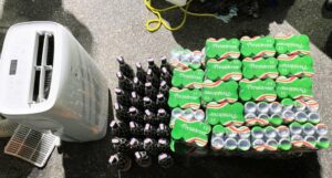 Policía frustra intento de introducir bebidas alcohólicas y otros objetos a cárcel de Barahona