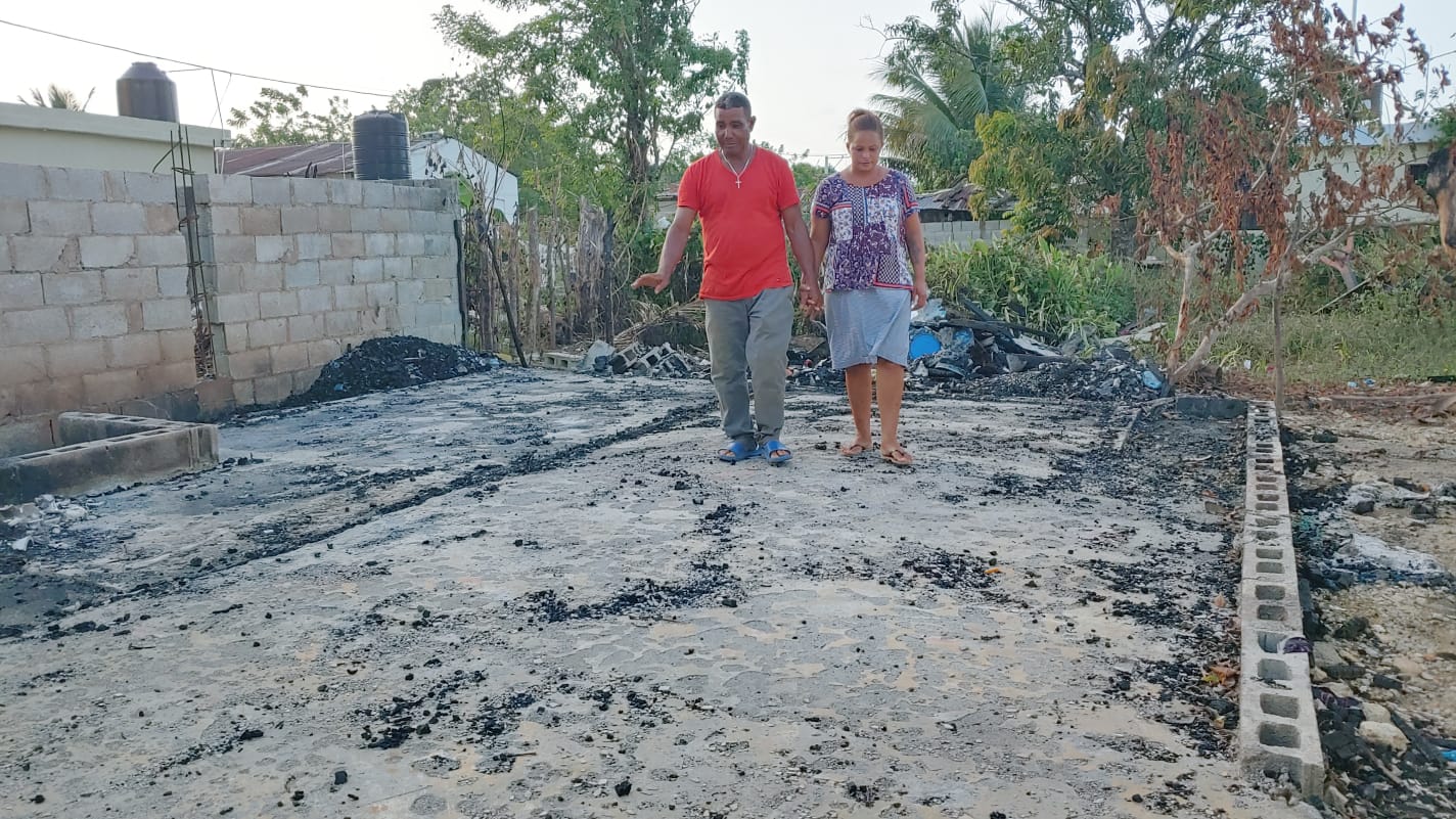 Incendio reduce a cenizas el hogar de una pareja dejándolos en la calle en El Factor