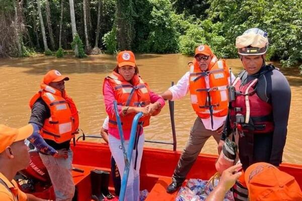 Gobernación de Monte Plata entrega raciones alimenticias en sectores afectados por tormenta Franklin