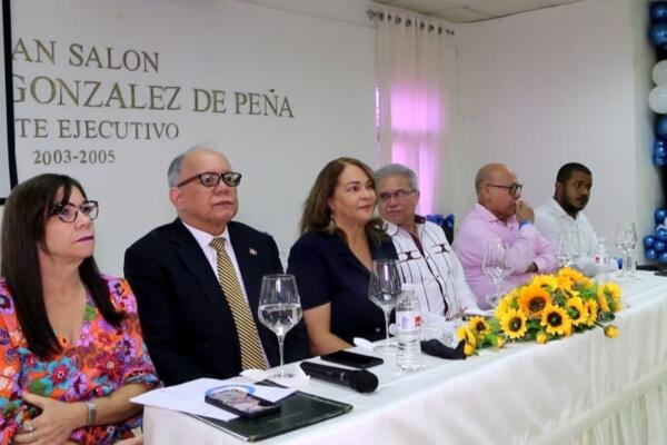 Agrupación Médica reconoce labor y trayectoria de los médicos en su Día