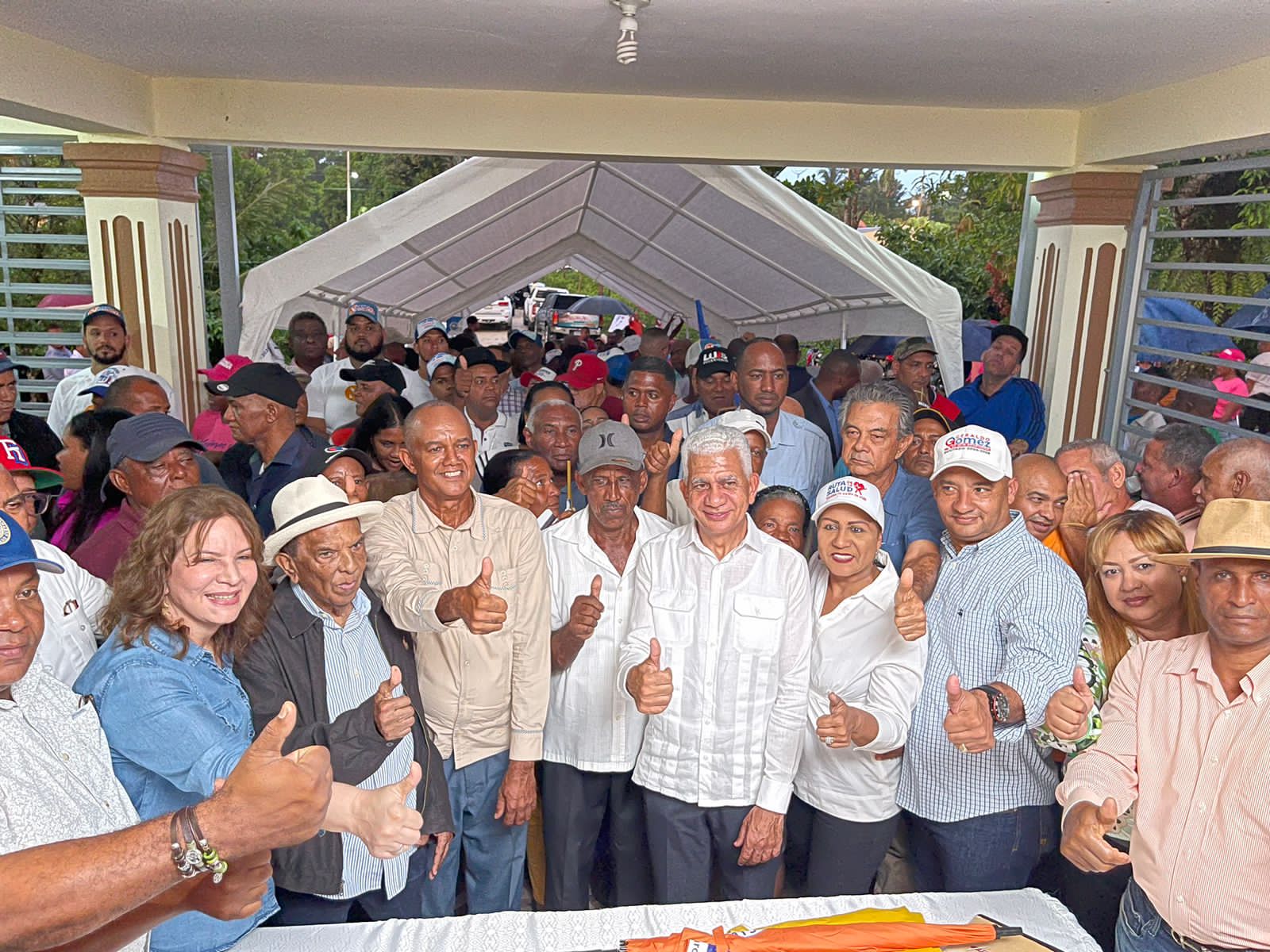 Ricardo De los Santos juramenta en PRM al presidente y exsecretario de Organización PLD en Cotui