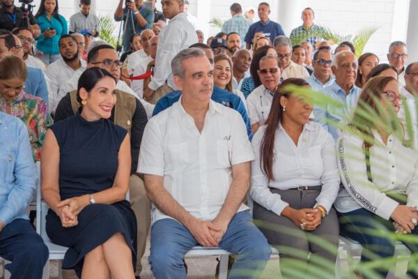 Abinader inauguró once obras y entregó 64 apartamentos en Bonao, La Vega y Santiago