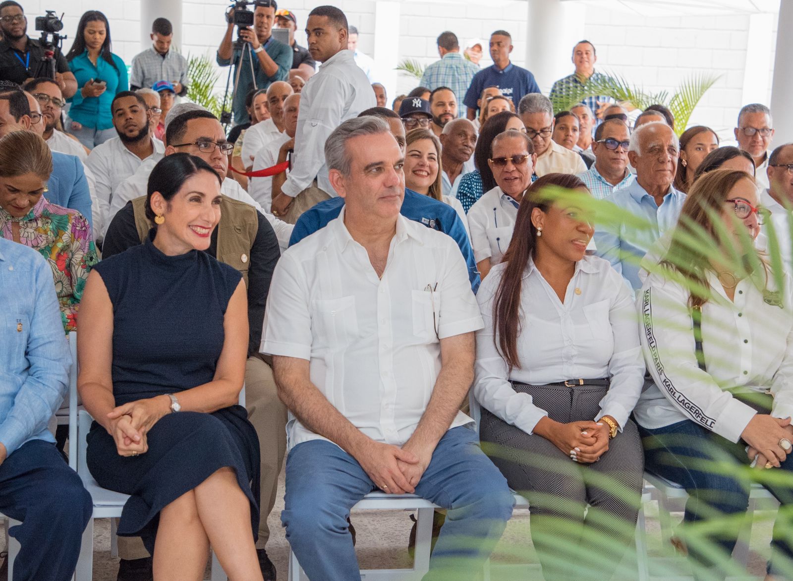 Abinader inauguró once obras y entregó 64 apartamentos en Bonao, La Vega y Santiago