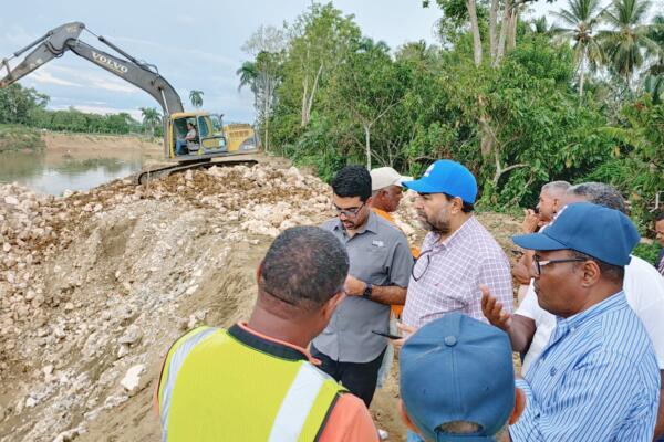 Director del Indrhi supervisa trabajos en ríos Nagua y Boba tras el paso de la tormenta Franklin