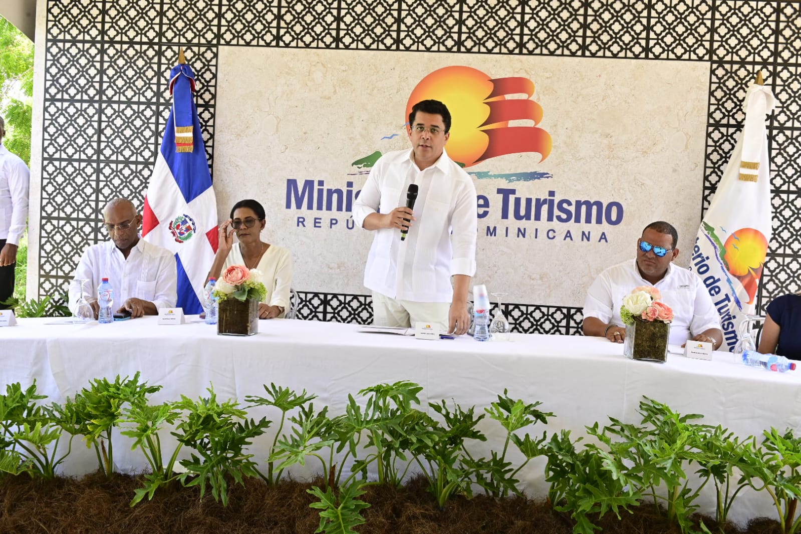 David Collado deja iniciados trabajos en calles de Bayahibe