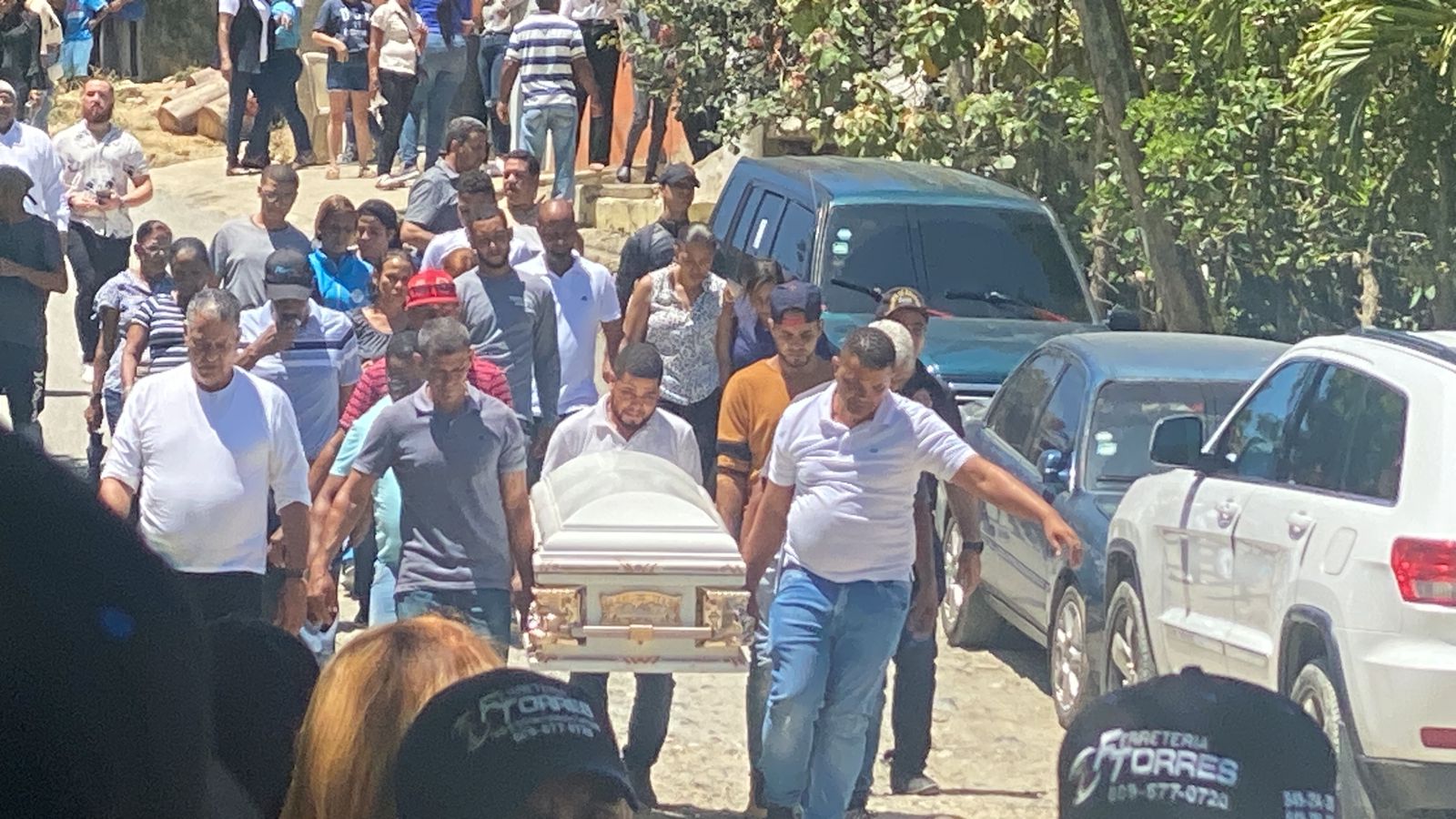 Velan restos de maestro arrastrado por aguas río Partido en Villa Trina