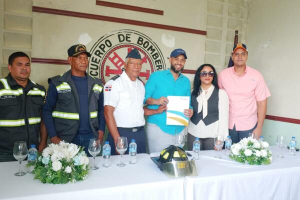 Autoridades de Nagua entregan RD$ 10.6 millones a Bomberos del municipio para remozamiento