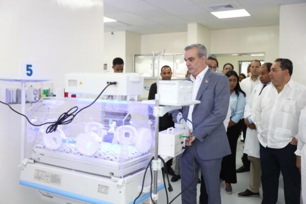 Gobierno  entrega nuevo Materno Infantil y remozada Unidad de Diálisis en el Marcelino Vélez