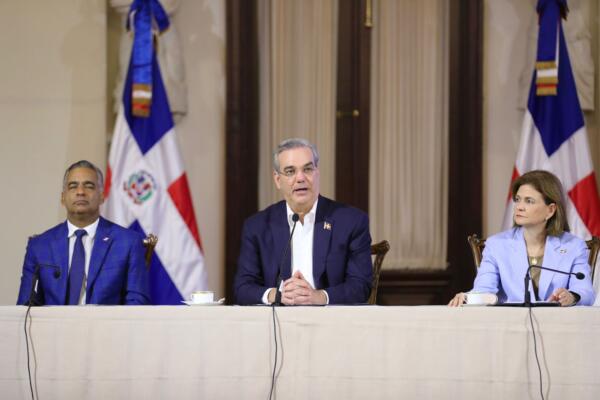 Presidente Abinader destaca que su gobierno ha firmado 34 contratos de energía renovable