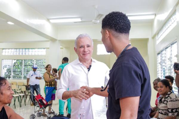 Senador Antonio Taveras y Fundación Cruz Jiminián realizan operativo médico en los Guaricanos