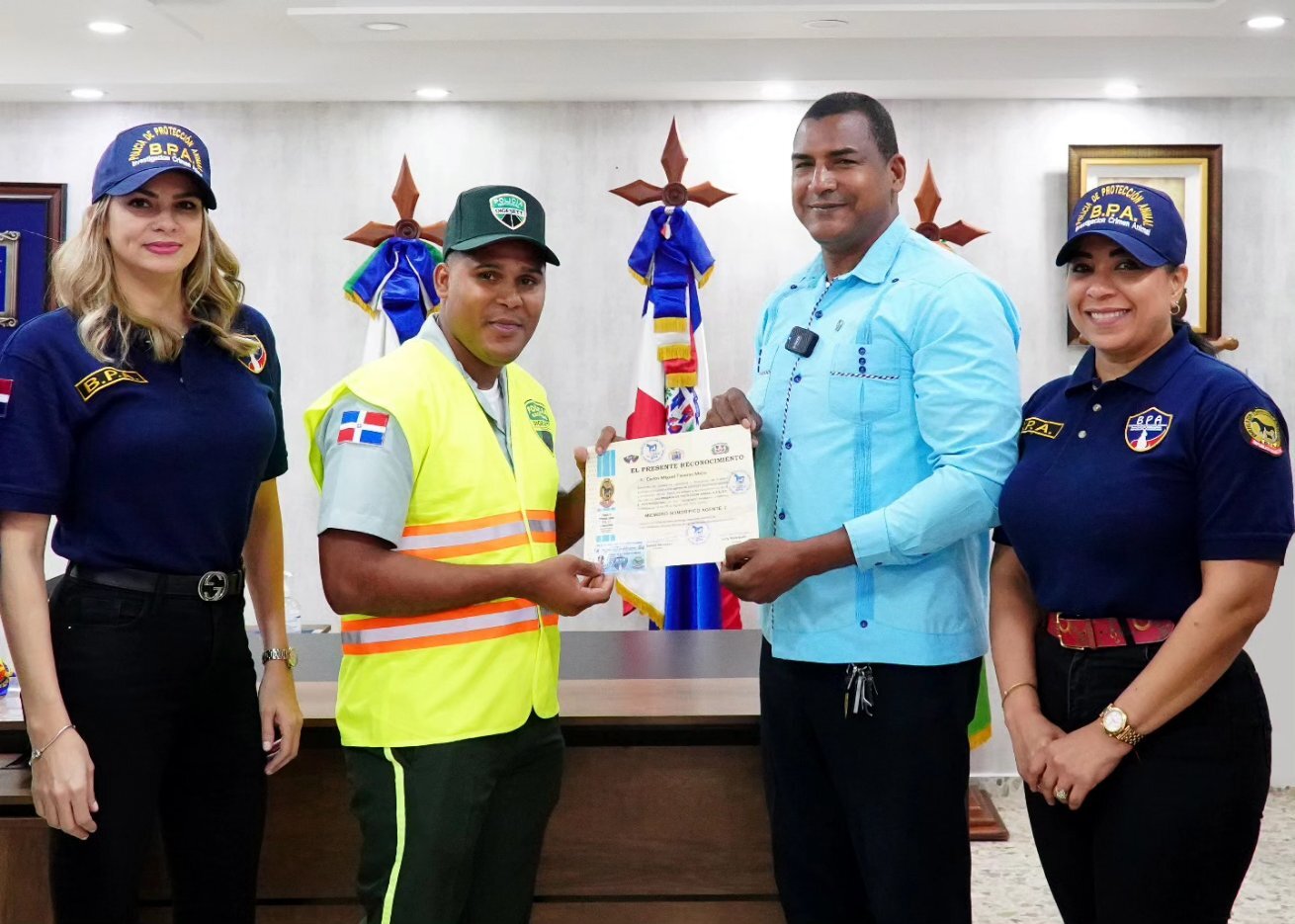 Digesett reconoce al agente que rescató al perro en la tormenta