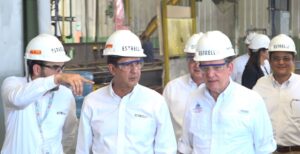 Ministro de Industria y Comercio recorre Grupo Estrella en Santiago