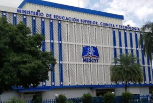 Gobierno entrega 8 mil becas nacionales a estudiantes de todo el país