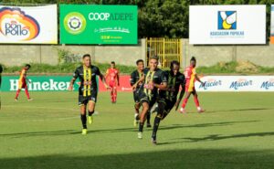 El colombiano Sebastián Valencia celebra el gol que le dio la victoria a Moca FC y el primer lugar de la Liguilla LDF 2023
