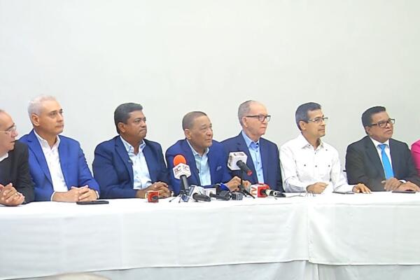 Renuncian altos dirigentes PRD disgustados por la alianza con el PLD y FP