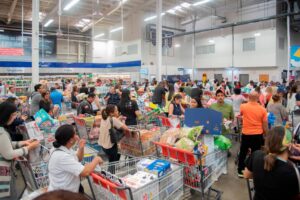 Capitalinos se surten en supermercados ante la amenaza de la tormenta Franklin