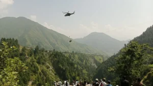 Rescatan seis niños y dos adultos que quedaron atrapados a más de 270 metros de altura en teleférico de Pakistán
