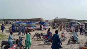 Accidente de tren en Pakistán deja al menos 30 muertos y decenas de heridos 