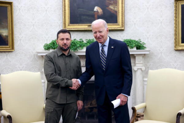 El presidente de Ucrania, Volodímir Zelenski, y el presidente de Estados Unidos, Joe Biden.