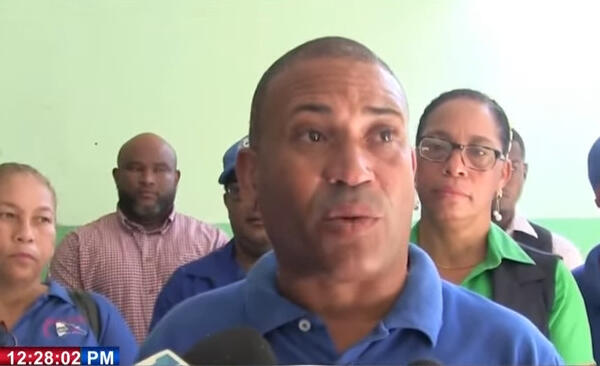 Estudiantes y profesores abandonan escuela en azua; aseguran se está cayendo a pedazos