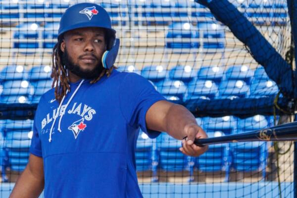 Vladdy Jr. no es incluido en el lineup por inflamación en la rodilla